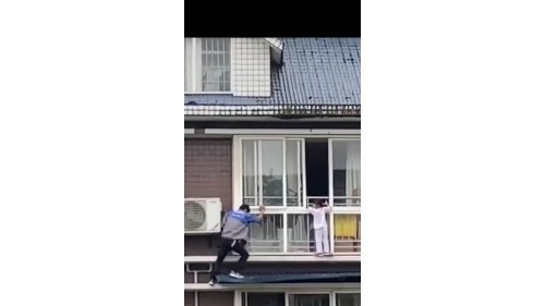 驚險！女孩不慎翻出窗外，海爾服務兵徒手爬窗施救成功