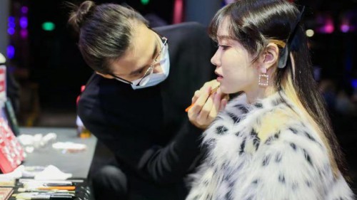 原创小众美妆品牌麻吉博物馆“璀璨圣诞夜”线下开放体验展 于上海FOUND 158完美启幕