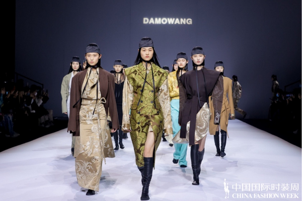 拂尘踏月，锦衣夜行——DAMOWANG·韩磊于中国国际时装周发布2021秋冬最新系列
