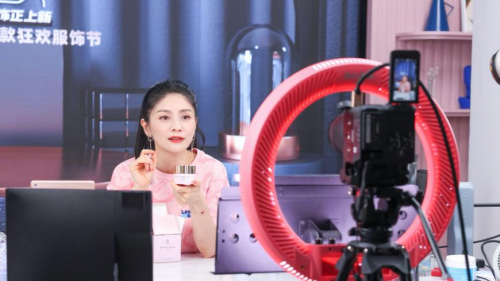 胡可直播间的幕后故事：带你揭秘一场电影感直播