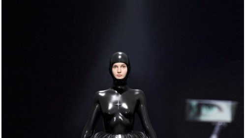 中国设计师品牌ANNAKIKI回归米兰时装周发布2022秋冬<后人类编码POST-HUMAN CODE>系列