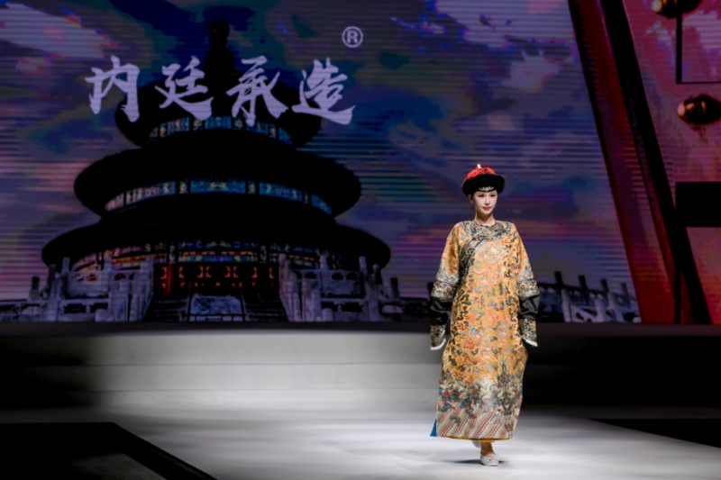 “国风裳韵 时代新裁”名师国风服饰联合发布惊艳2022深圳国际时装节659