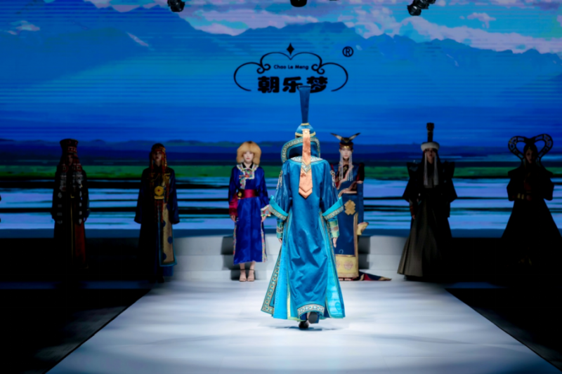 “国风裳韵 时代新裁”名师国风服饰联合发布惊艳2022深圳国际时装节1367