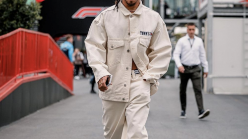 Lewis Hamilton身着TOMMY JEANS 2023年春季系列现身F1大奖赛阿塞拜疆巴库站