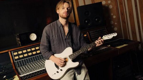 FENDER与FINNEAS联袂推出首批艺术家签名款 ACOUSTASONIC吉他