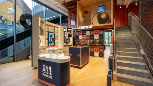 随型表达，由此开启， 周生生Charme Trunk「百变旅行箱」登陆成都