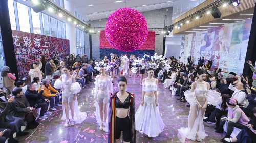 在花彩中爆破，于美术馆内生长：赫本西施与艺术家古原跨界艺术秀启幕