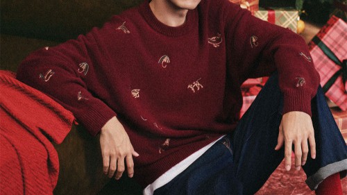 Abercrombie & Fitch携手李现发布2025冬季节日大片 以美式格调开启节日模 Abercrombie & Fitch携手李现发布2025冬季节日大片 以美式格调开启节日模