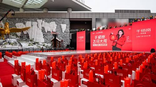 千仞岗飞马大秀点燃春节营销，“马上全家福”引发全民情感共鸣