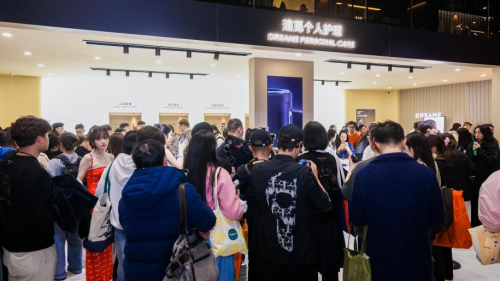 展台现场大排长龙，头部媒体争相报道，追觅个护成2026AWE“顶流”