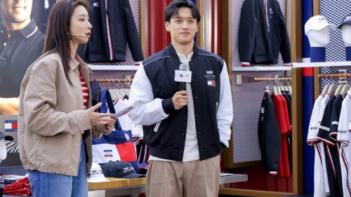 F1®赛车手周冠宇亮相上海TOMMY HILFIGER X 凯迪拉克F1®车队联名系列快闪店，并出席直播访谈活动