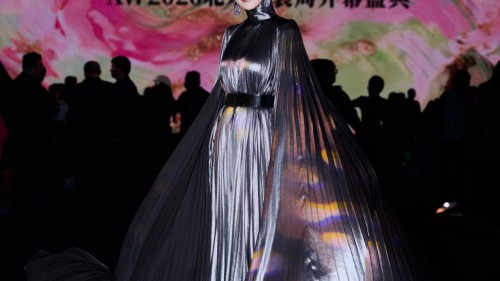 银翼降临！常思思解锁未来感战袍，北京时装周上演时空幻梦