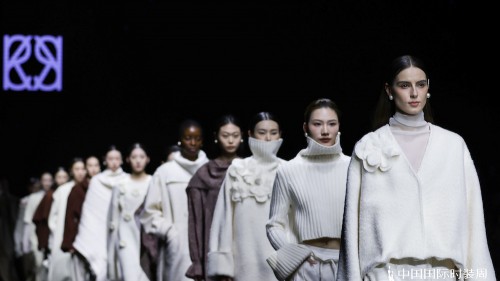 栖野藏锦：KIPMIC STYLE 2026秋冬，以时装重塑内在肌肤