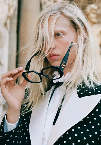 华伦天奴 2026 春夏眼镜系列广告大片 华伦天奴 2026 春夏眼镜系列广告大片