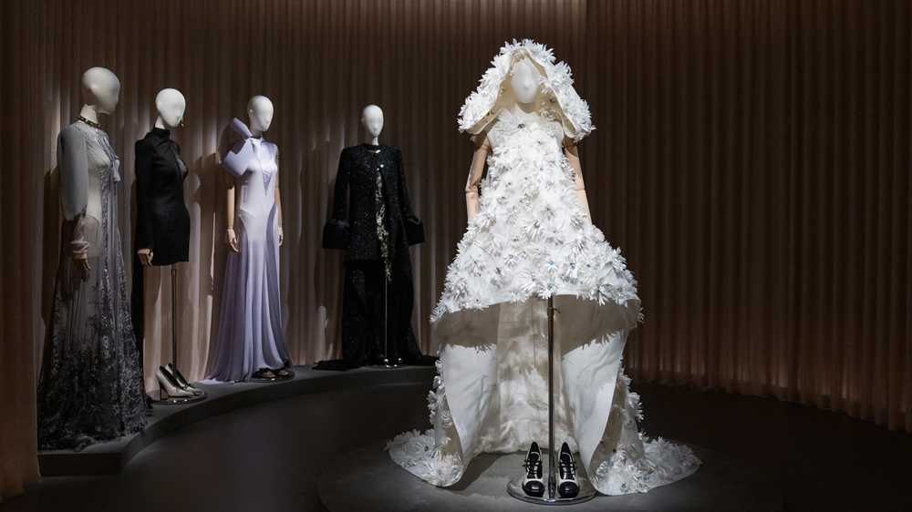 McQueen: 表象之下 “McQueen: 表象之下” 沉浸式展览于上海揭幕