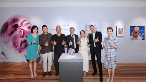 莱俪携手方力钧十年之约启幕《打哈欠2.0的光之对话》跨界联名作品上海首发