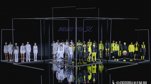 科研积淀赋能时尚表达 特步时尚胶囊发布秀亮相中国国际时装周