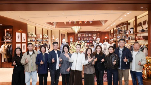 宋佳亮相HAZZYS FLAG城市旗舰店 · 青岛万象城，共启「冬日请柬」