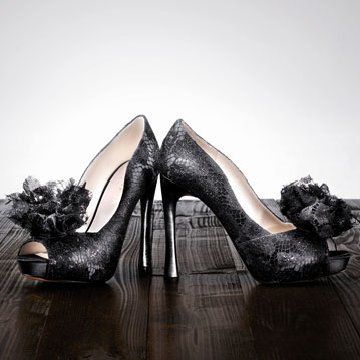 黑色蕾丝花朵装饰高跟鞋