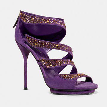 铆钉镶嵌紫色款式凉鞋
