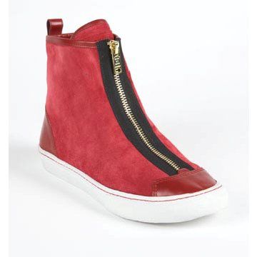 红色麂皮运动鞋