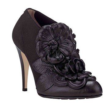 黑色花朵装饰及踝靴